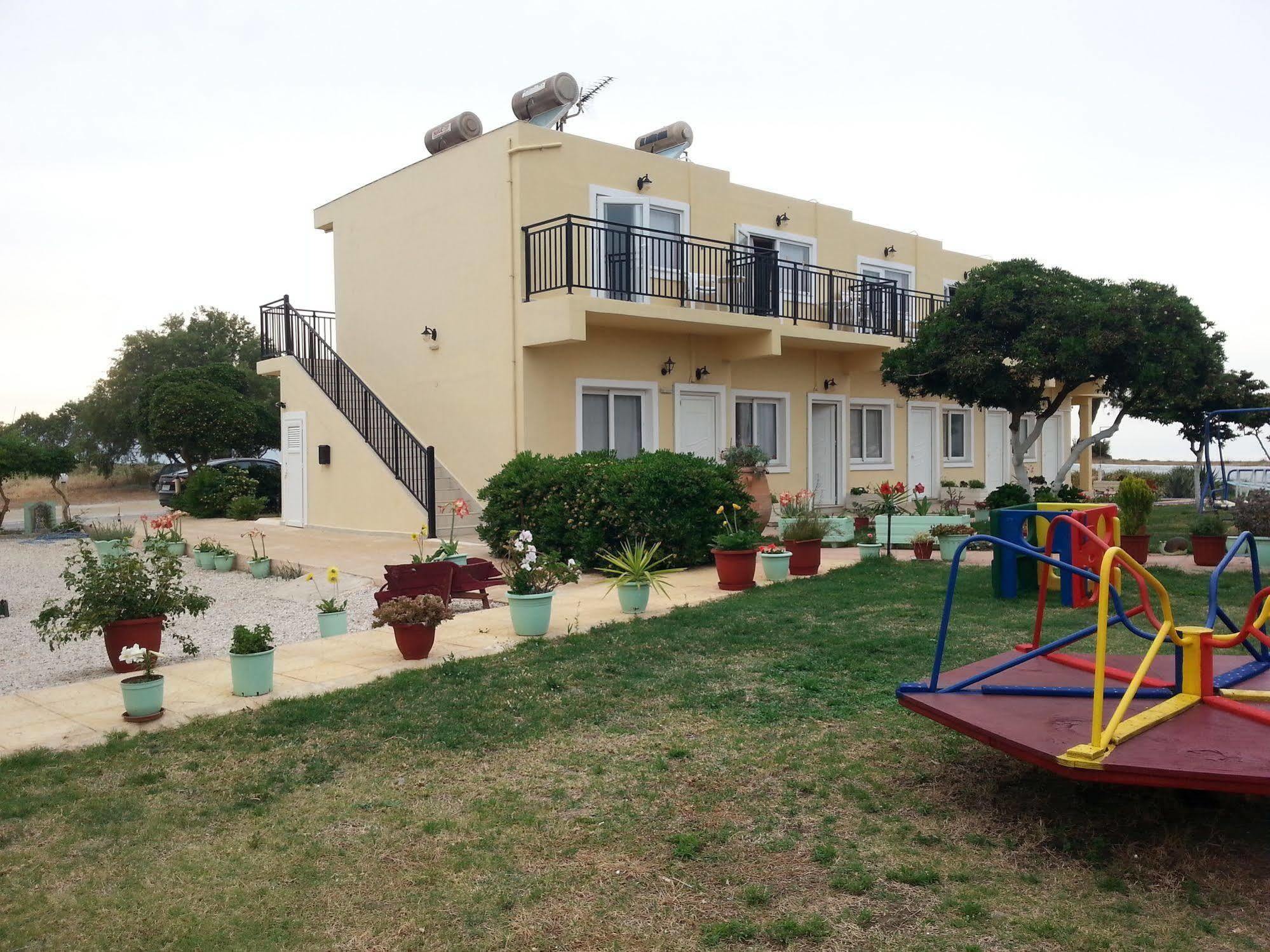 Baladinos Apartments Gerani  エクステリア 写真