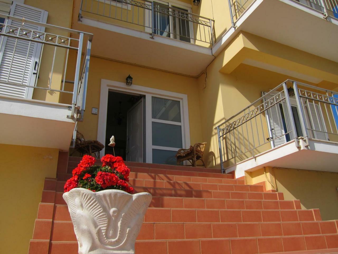 Baladinos Apartments Gerani  エクステリア 写真